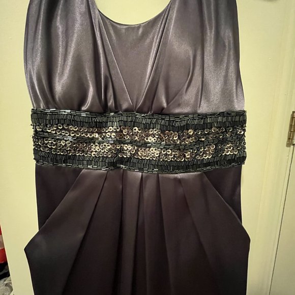 Beautiful halter dress with sequins on front - Picture 2 of 3